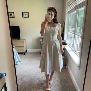 Elegant White Sleeveless Dress